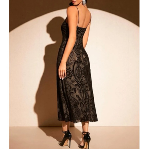 Plus size luxe black floral print cami dress - Picture 4 of 9